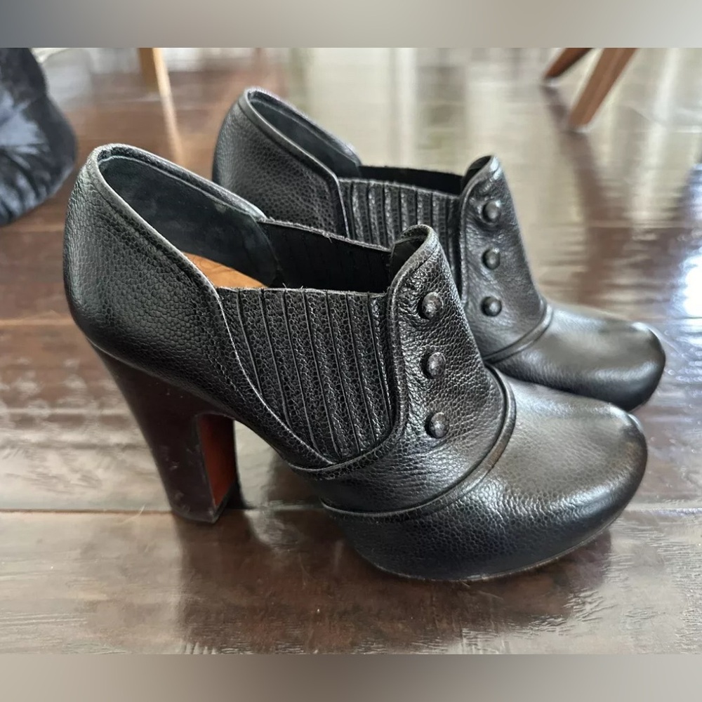 Chie Mihara Otemba Black Platform Ankle Bootie Boot Heels Button 7.5 7 38